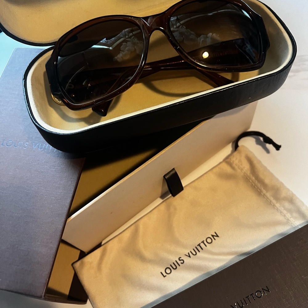 Louis Vuitton Hortensia Sunglasses - Picture 5 of 13